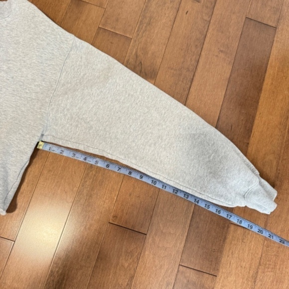 Aritzia Tna Cozy Fleece Perfect Cropped Sweatshirt - Picture 8 of 9